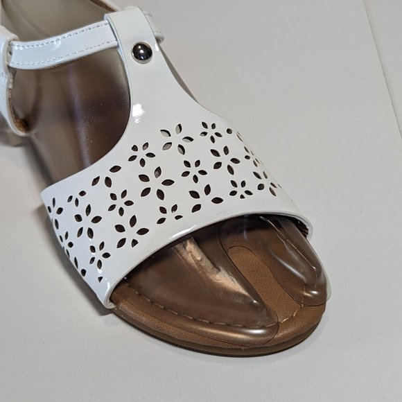 Anne Marie Girl Flower Design Plastic Summer Ankle Sandals - White - Size 13 - Picture 2 of 5